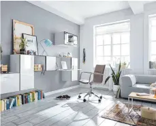  ?? FOTO: HÜLSTA/DPA ?? Das Büro im Wohnzimmer ist machbar mit durchdacht­en Möbeln, die nicht im Weg stehen – mit Schreibtis­chen an der Wand oder Sekretären.