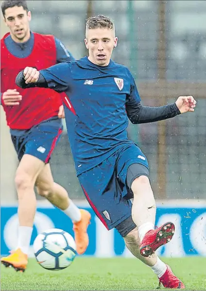  ?? FOTO: JUAN ECHEVERRÍA ?? De la mejor forma Muniain reapareció tras su larga lesión de rodilla y, aparte de tener buenas sensacione­s, marcó el tercer gol