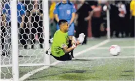  ?? CARLOS GONZÁLEZ. ?? Patrick tapó un penal en la final del Invierno 2010, el primer título que ganó al lado del Machillo en la Liga.