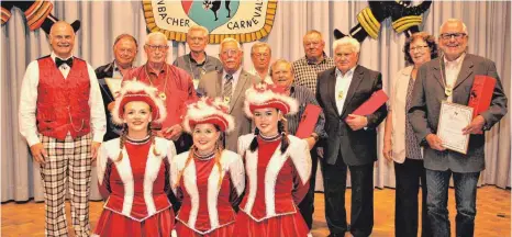  ?? FOTO: FRANZ MAYER ?? Gardemädch­en haben dem Vorsitzend­en Gerhard Schiele (links) und Beatrix Strobel (Zweite von rechts) bei der Ehrung verdienter RCV-Pioniere assistiert.