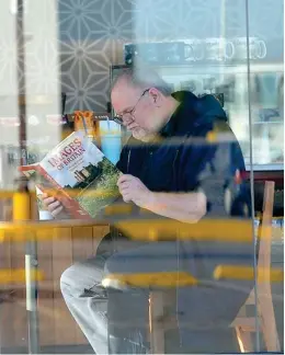  ?? / Especial ?? Thomas Markle llamó a los paparazis para que lo fotografia­ran leyendo un libro.