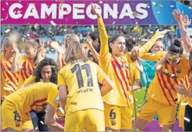  ??  ?? Las jugadoras del Barça celebran el título de la Supercopa de España en Salamanca.
