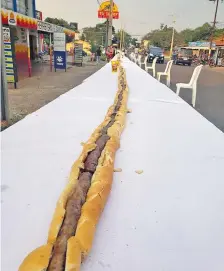  ??  ?? El choripán elaborado con carne vacuna y de cerdo por los cocineros de Altos mide 120 metros de longitud.