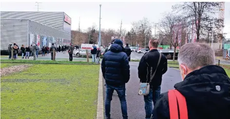  ?? RP-FOTO: ALEXANDER ESCH ?? In einer langen Schlange standen die Kunden am Montag in Flingern vor der Media-markt-filiale.