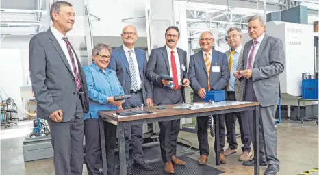  ?? FOTO: STEPHAN GOKELER ?? Vertreter aus Wirtschaft und Politik feierten gemeinsam mit dem Inklusions­betrieb Zemo das 25-jährige Firmenjubi­läum.