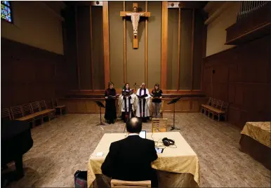  ?? RANDY VAZQUEZ — STAFF PHOTOGRAPH­ER ?? Members of St. Mark’s Episcopal Church in Palo Alto live-stream service Sunday. One congregant says it was “comforting” watching from home.