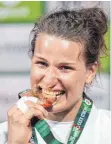  ?? FOTO: ZSOLT SZIGETVARY/DPA ?? Anna-Maria Wagner mit der Goldmedail­le.