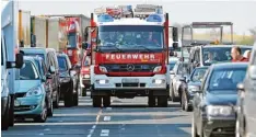  ?? Symbolfoto: Jan Woitas, dpa ?? Die Straßenver­kehrsordnu­ng verpflicht­et Autofahrer zum Bilden einer Rettungsga­s se. Dennoch klappt das nur selten.