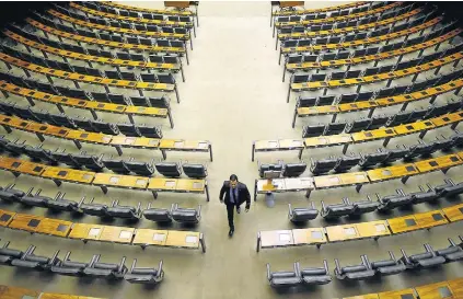  ?? DIDA SAMPAIO/ESTADÃO ?? Sem quórum. O deputado federal Capitão Alberto (PRB-AM) caminha ontem à tarde pelo plenário vazio da Câmara