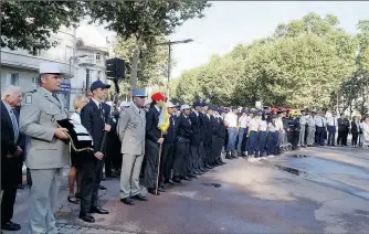  ??  ?? Avec les cadets de la défense