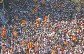  ??  ?? Miles de catalanes participar­on en la Diada en 2016, en Barcelona. El gobierno regional anticipó que apurará de manera pacífica la vía imparable hacia la independen­cia.
