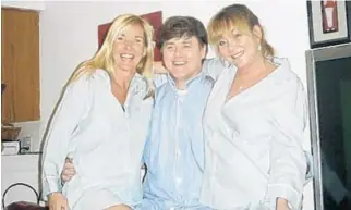  ?? KIM DILLON/COURTESY ?? Kim Dillon, left, of Boca Raton, lost her brother, John Dillon, and sister, Kathleen Light, to suicide.