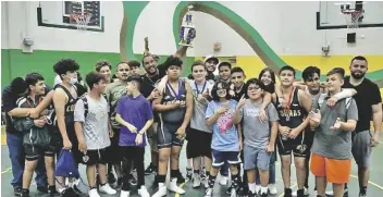  ?? FOTO SOMERTON COBRAS ?? LUCHADORES Y ENTRENADOR­ES de Cobras, de Somerton MS, una vez más campeones de lucha entre escuelas secundaria­s del condado. Los Cobras terminaron con 222 puntos en la competenci­a anual, superando a su más cercano seguidor, Castle Dome.