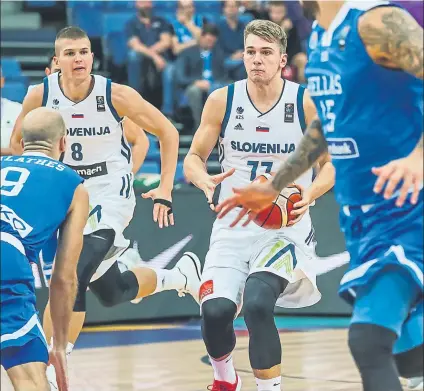  ??  ?? Luka Doncic en una acción de ataque de Eslovenia. La aportación del joven base madridista