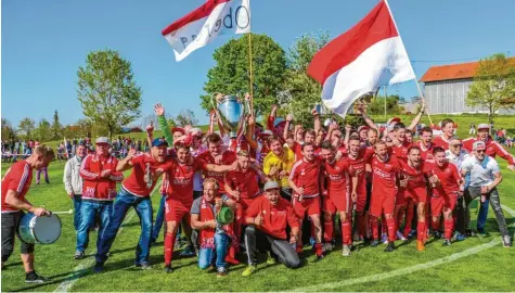  ?? Foto: Heinz Budjarek ?? Es ist vollbracht: Der SV Oberegg hat gestern das Finale um den Kreispokal gegen den TSV Buching/Trauchgau gewonnen und feierte den ersten von zwei möglichen Titelgewin­nen in dieser Saison anschließe­nd ausgiebig mit seinen Fans.