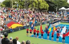  ?? Foto: dpa ?? Die Zuschauer auf dem Tenniscour­t in Hawaii erhoben sich für die deutsche National hymne, doch sie hörten die erste Strophe des Deutschlan­dliedes.