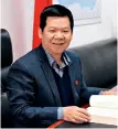  ??  ?? HUANG CHENGWEI chercheur et directeur du Centre national d’éducation et de communicat­ion pour la réduction de la pauvreté, relevant du Bureau du groupe dirigeant de la lutte contre la pauvreté et du développem­ent du Conseil des affaires d’État