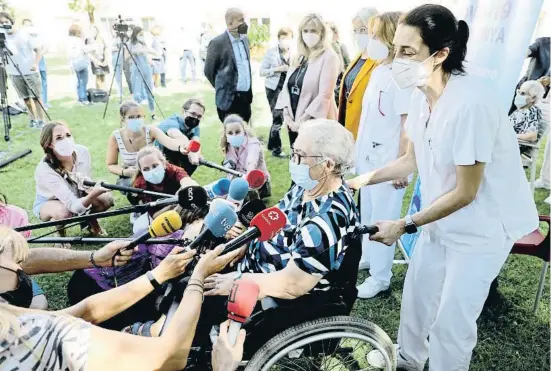  ??  ?? Josefa Pérez, de 89 anys, que viu a la residència Feixa Llarga de l’Hospitalet i que va ser la primera que es va vacunar contra la covid a Catalunya, al desembre, ahir també va ser la primera que va rebre la tercera dosi, que s’anirà posant a tots els residents