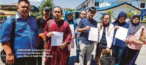  ??  ?? SEBAHAGIAN mangsa penipuan katering menunjukka­n laporan yang dibuat di Balai Polis Kepong.