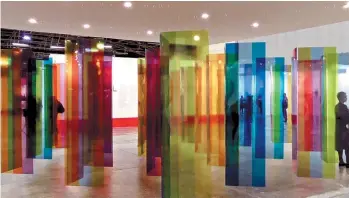  ??  ?? Escenas de la feria que cerró el domingo pasado: arriba, visitantes entre las láminas colgantes de “Transcromí­a”, la instalació­n del venezolano­Carlos Cruz Diez. A la izquierda, “Ejercicio individual”, videoinsta­lación de la argentina Silvia Rivas. Abajo, un sector de la muestra “Referentes”, curada por la estadounid­ense Pilar Tompkins.