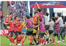  ?? FOTO: CHARISIUS/DPA ?? Die Südkoreane­r bejubeln das 1:0 von Young-Gwon Kim. Am Ende zogen sie sogar in der Gruppe an Deutschlan­d vorbei.