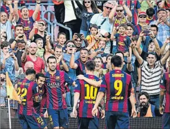  ?? ROSER VILALLONGA ?? Los jugadores del Barcelona celebran el gol de Pedro, el sábado