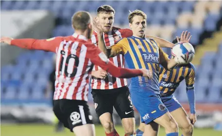  ??  ?? Sunderland’s Charlie Wyke and Aiden O’Brien put Shrewsbury under pressure.