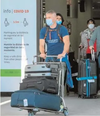  ?? EFE ?? Pasajeros alemanes a su llegada el día 21 al aeropuerto mallorquín