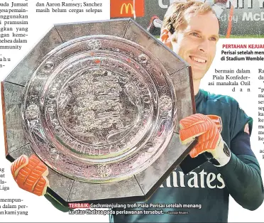  ?? — Gambar Reuters ?? TERBAIK: Cech menjulang trofi Piala Perisai setelah menang ke atas Chelsea pada perlawanan tersebut. PERTAHAN KEJUARAAN: