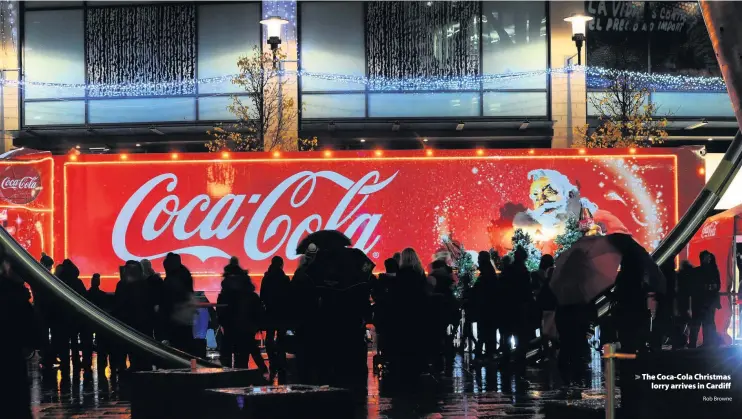  ?? Rob Browne ?? > The Coca-Cola Christmas lorry arrives in Cardiff