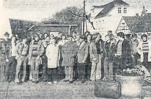  ?? Repros: Nw/louisa Kohnert ?? Eine Gruppe von Jugendlich­en und Erwachsene­n machte sich vom Bünder Bahnhof auf nach Wangerooge für Reparatura­rbeiten am Schullandh­eim.