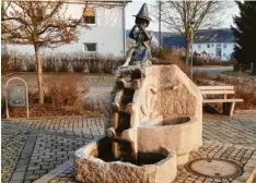  ?? Fotos: Dominik Bunk ?? Der Flötenspie­ler ziert den Brunnen des Villenbach­er Marktplatz­es. Auch hier kommt man beim Rätselspaz­iergang vorbei.