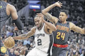  ?? ERIC GAY / AP ?? “They know how to win. That’s what we are striving for, to compete every year and compete for a long time,” says Hawks forward/guard Kent Bazemore (24) about the Spurs.