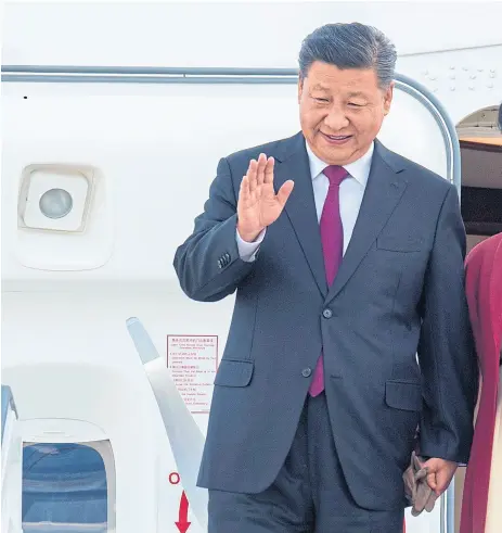  ??  ?? Xi, junto a su esposa, al llegar ayer a Madrid