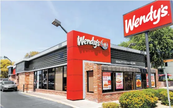  ?? SHUTTERSTO­CK ?? Wendy’s anunció la posibilida­d de subir el costo de sus hamburgues­as durante los picos de demanda.