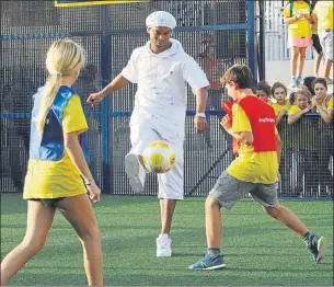  ??  ?? Ronaldinho quiere ver sonreír a Brasil, el país con más delincuenc­ia del mundo