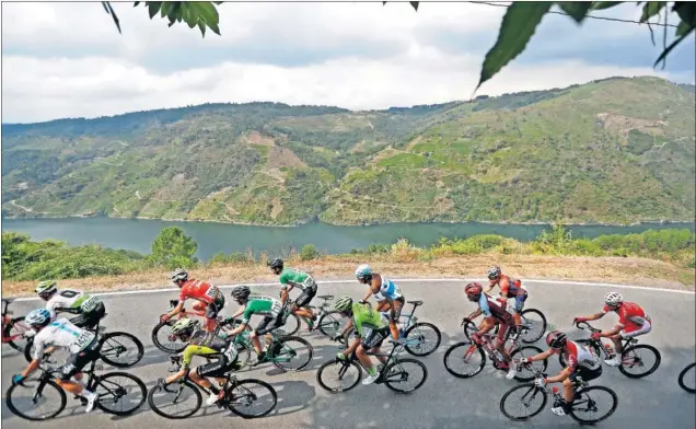  ??  ?? POR LA RIBEIRA SACRA. El pelotón de la Vuelta rodó por reviradas carreteras gallegas que recorren los cañones del río Sil. Terreno propicio para las fugas.