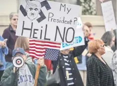  ??  ?? Un grupo de personas se manifestó ayer en Louisville, Kentucky, contra las políticas adoptadas por el gobierno del presidente Donald Trump.