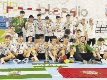  ?? CÓRDOBA BM ?? El Cajasur juvenil de balonmano celebra la conquista de la medalla de plata en el Campeonato de España.