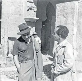  ??  ?? ▶▶ El arquitecto Félix Hernández, con sombrero, en Medina Azahara.