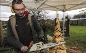  ?? Photo by John Reidy ?? Luke King sculpting a smaller Christmas Tree for his collection at home in Mullaghmar­key, Castleisla­nd.
