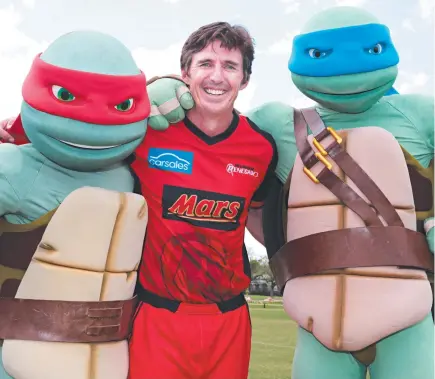  ?? Picture: ALISON WYND ?? ALL PADDED UP: Renegades star Brad Hogg, with Ninja Turtles, promotes January’s BBL double header.