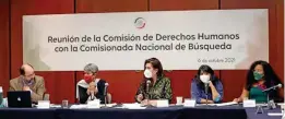  ?? ?? REALIDAD. La comisionad­a nacional de Búsqueda de Personas (segunda de izquierda a derecha) afirmó que hay más de 92 mil desapareci­dos.