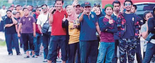  ??  ?? Penyokong JDT ghairah untuk mendapat tiket aksi separuh akhir kedua Piala Malaysia di Larkin, pagi semalam.