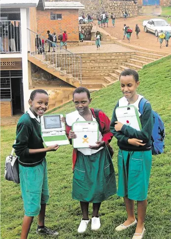  ?? Foto: archiv ?? Proměna Kigali (vlevo nahoře) vypadá oproti jiným africkým městům dobře nejen zdálky, ale i zblízka. Dívky s laptopy (vpravo), jež fasuje každý žák. A děti, které se toho nedožily: oběti masakru (vlevo dole).