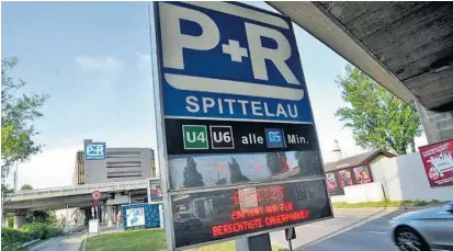  ??  ?? Park-and-ride-Anlagen in Wien sind gut ausgelaste­t, manche überlastet, wie etwa in Spittelau, nahe dem 19. Bezirk. In Döbling gilt seit 1. Juli das Parkpicker­l, viele Autofahrer müssen sich umstellen.