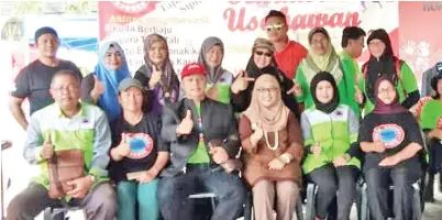  ??  ?? PARA Pegawai Eksekutif dan pengurus TEB daerah yang terlibat menjayakan Program Road Tour Karnival Usahawan anjuran Team Ekonomi Borneo Sabah 2018 di Sipitang.