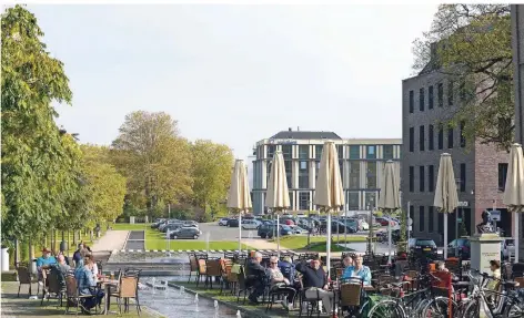  ?? RP-ARCHIVFOTO: EVERS ?? Zwischen Rathaus und Volksbank sollen der Rathauspla­tz und zwei Baufelder entstehen.