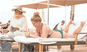  ?? JUSTINA MINTZ / 20TH CENTURY FOX ?? Goldie Hawn (left) and Amy Schumer play a mother and daughter whose vacation goes horribly, horribly wrong in "Snatched."