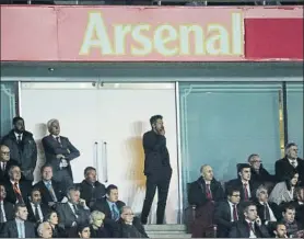  ?? FOTO: SIRVENT ?? Diego Simeone siguió desde la grada el choque ante el Arsenal tras ser expulsado